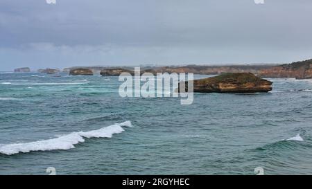 Oltre 834 pile di mare nella Baia dei Martiri, parte del Bay of Islands Coastal Park-Great Ocean Road. Peterborough-Australia. Foto Stock