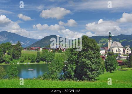 Popolare villaggio idilliaco di Reith im Alpbachtal, Tirol, Austria Foto Stock