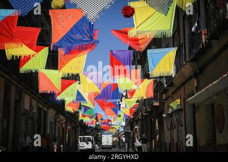 La via Calatrava nel quartiere di la Latina è decorata per il popolare Festival la Paloma di Madrid. Foto Stock