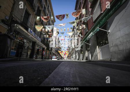 La via Calatrava nel quartiere di la Latina è decorata per il popolare Festival la Paloma di Madrid. Foto Stock