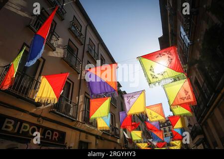 La via Calatrava nel quartiere di la Latina è decorata per il popolare Festival la Paloma di Madrid. Foto Stock