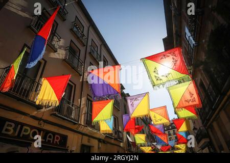 Madrid, Spagna. 12 agosto 2023. La via Calatrava nel quartiere di la Latina è decorata per il popolare Festival la Paloma di Madrid. (Foto di David Canales/SOPA Images/Sipa USA) credito: SIPA USA/Alamy Live News Foto Stock