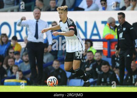 Everton, Regno Unito. 12 agosto 2023. Tom Cairney di Fulham in azione. Partita di Premier League, Everton contro Fulham al Goodison Park di Liverpool sabato 12 agosto 2023. Questa immagine può essere utilizzata solo per scopi editoriali. Solo per uso editoriale, licenza necessaria per uso commerciale. Nessun utilizzo in scommesse, giochi o pubblicazioni di un singolo club/campionato/giocatore. foto di Chris Stading/Andrew Orchard fotografia sportiva/Alamy Live news Credit: Andrew Orchard Sports Photography/Alamy Live News Foto Stock