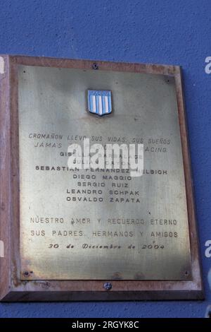 Avellaneda, Buenos Aires, Argentina. 1°. Marzo 2013. Targa commemorativa per coloro che sono morti a Cromañon nello Stadio Presidente Peron di Racing CL Foto Stock