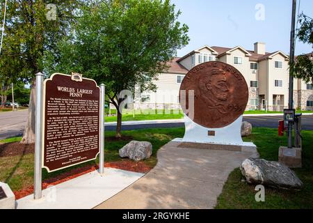 Il centesimo più grande del mondo commemora una trovata di raccolta fondi del 1953 per salvare i centesimi in modo che Woodruff, Wisconsin, potesse costruire un ospedale. Foto Stock