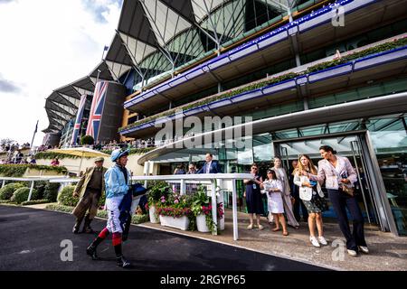 Jockey Frankie Dettori durante la giornata di Dubai Duty Free Shergar Cup all'ippodromo di Ascot. Data foto: Sabato 12 agosto 2023. Foto Stock