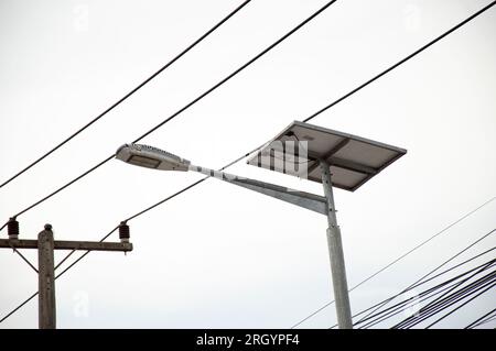Palo per illuminazione stradale con pannello fotovoltaico e luci a LED Foto Stock