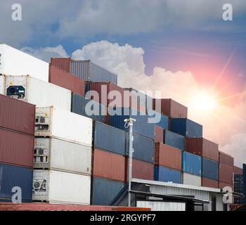 Un gran numero di container di spedizione è in attesa di essere trasportati. Foto Stock