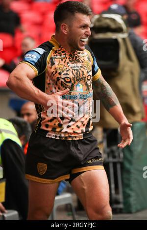 Londra, Regno Unito. 12 agosto 2023. Tom Briscoe di Leigh Leopards segna una meta e festeggia durante il Betfred Challenge Cup Final match tra Leigh Leopards e Hull KR al Wembley Stadium, Londra, il 12 agosto 2023. Foto di Ken Sparks. Solo per uso editoriale, licenza necessaria per uso commerciale. Nessun utilizzo in scommesse, giochi o pubblicazioni di un singolo club/campionato/giocatore. Credito: UK Sports Pics Ltd/Alamy Live News Foto Stock