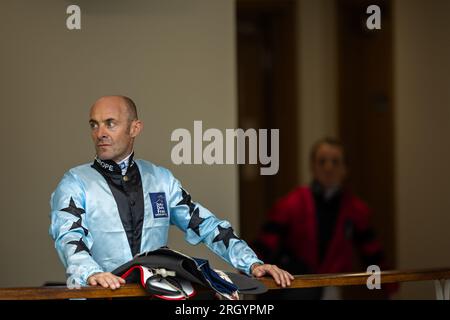 Jockey Olivier Peslier durante la giornata di Dubai Duty Free Shergar Cup all'Ippodromo di Ascot. Data foto: Sabato 12 agosto 2023. Foto Stock