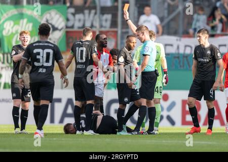 12 agosto 2023, Sassonia-Anhalt, Halle (Saale): Calcio: DFB-Pokal, Hallescher FC - SpVgg Greuther Fürth, 1° turno, Leuna-Chemie-Stadion. Halles Erich Berko (M) vede il cartellino rosso dell'arbitro Florian Exner. Foto: Hendrik Schmidt/dpa - NOTA IMPORTANTE: Conformemente ai requisiti della DFL Deutsche Fußball Liga e del DFB Deutscher Fußball-Bund, è vietato utilizzare o far utilizzare fotografie scattate nello stadio e/o della partita sotto forma di immagini di sequenza e/o serie di foto simili a video. Foto Stock