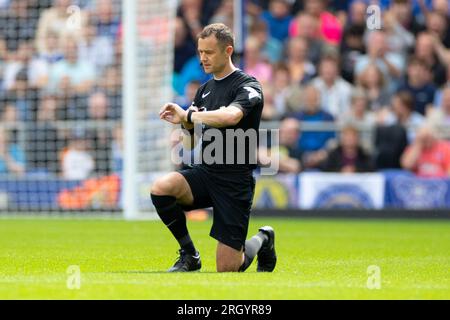 Liverpool sabato 12 agosto 2023. L'arbitro Attwell Stuart si prende un ginocchio rispetto a Black Lives Matter prima durante la partita di Premier League tra Everton e Fulham al Goodison Park, Liverpool, sabato 12 agosto 2023. (Foto: Mike Morese | mi News) crediti: MI News & Sport /Alamy Live News Foto Stock