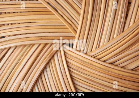 abstract di motivi di tessitura in bambù, texture di sfondo a telaio intero in rattan, vista ravvicinata di carta da parati o sfondo di design artigianale o fatto a mano Foto Stock