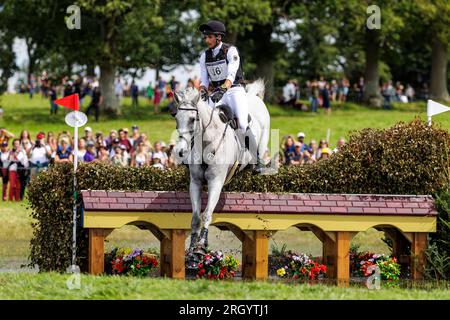 Le pin Au Haras, Francia. 12 agosto 2023. Sport equestre - Eventing: Campionato europeo, campo di fondo. Christoph Wahler dalla Germania con Carjatan in azione. Crediti: Stefan Lafrentz/Sportfotos Lafrentz/dpa/Alamy Live News Foto Stock