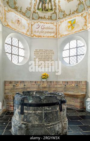 Pozzo d'acqua nel luogo in cui Santa Godelina è stata gettata in uno stagno dopo lo strangolamento, Ten Putte Abbey, monastero a Gistel, Fiandre occidentali, Belgio Foto Stock