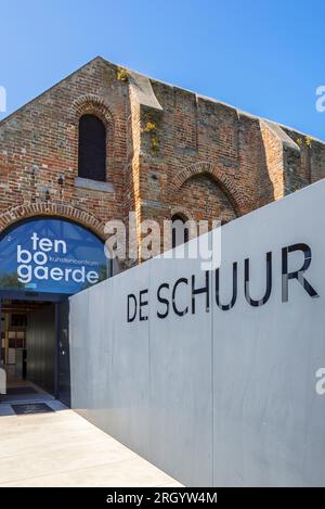 grange monastico del XIII secolo / granaio abbaziale Ten Bogaerde, ora museo d'arte moderna e centro d'arte De Schuur a Koksijde / Coxyde, Fiandre occidentali, Belgio Foto Stock