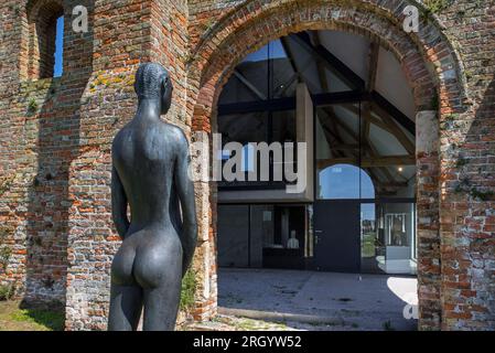 grange monastico del XIII secolo / granaio abbaziale Ten Bogaerde, ora museo d'arte moderna e centro d'arte De Schuur a Koksijde / Coxyde, Fiandre occidentali, Belgio Foto Stock