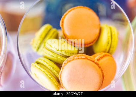 mercatino delle pulci, biscotti di maccheroni sul tavolo in vasetti di vetro, vari colori, ripieno di crema di cocco, vista dall'alto Foto Stock