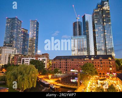 Foto aerea dei grattacieli di Manchester e del nuovo sviluppo preso da Castlefield, che mostra il vivace skyline in continua evoluzione all'ora blu Foto Stock