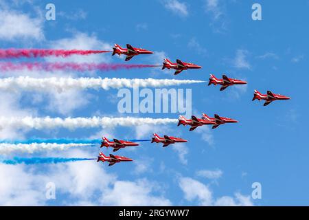 Edimburgo, Regno Unito. 12 agosto 2023. Edimburgo . Scozia. Le frecce rosse volano oltre. 12 agosto 2023 le frecce rosse sorvolano Edimburgo prima del Royal Edinburgh Military Tattoo (Photo Credit: David Mollison/Alamy Live News) Foto Stock