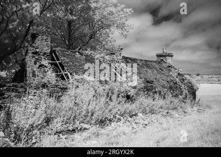 Cottage in rovina a infrarossi Foto Stock