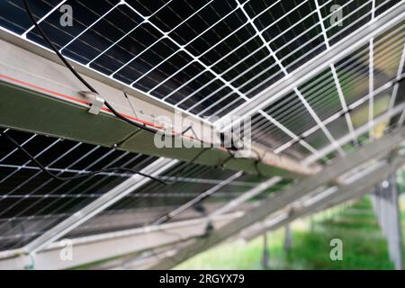 Lato posteriore del pannello solare, fotovoltaico, fonte di energia elettrica alternativa - concetto di risorse sostenibili. Paesaggio di pannelli solari a energia solare Foto Stock