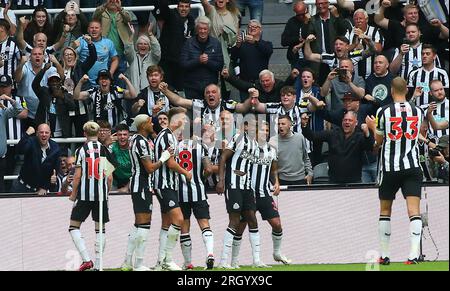 Newcastle sabato 12 agosto 2023. I giocatori del Newcastle United celebrano il secondo gol di Alexander Isak del Newcastle United durante la partita di Premier League tra Newcastle United e Aston Villa a St. James's Park, Newcastle sabato 12 agosto 2023. (Foto: Michael driver | mi News) crediti: MI News & Sport /Alamy Live News Foto Stock