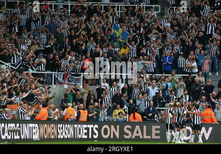 Newcastle sabato 12 agosto 2023. I giocatori del Newcastle United celebrano il gol di Alexander Isak del Newcastle United durante la partita di Premier League tra Newcastle United e Aston Villa a St. James's Park, Newcastle sabato 12 agosto 2023. (Foto: Michael driver | mi News) crediti: MI News & Sport /Alamy Live News Foto Stock