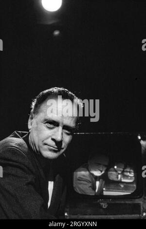 Marshall McLuhan - con set televisivo - è stato un filosofo canadese il cui lavoro è tra le pietre miliari dello studio della teoria dei media. Ha studiato presso l'Università di Manitoba e l'Università di Cambridge. Iniziò la sua carriera di insegnante di inglese in diverse università negli Stati Uniti e in Canada prima di trasferirsi all'Università di Toronto nel 1946, dove rimase per il resto della sua vita. McLuhan ha coniato l'espressione "il mezzo è il messaggio" nel primo capitolo della sua comprensione dei media. Fotografia di Bernard Gotfryd Foto Stock