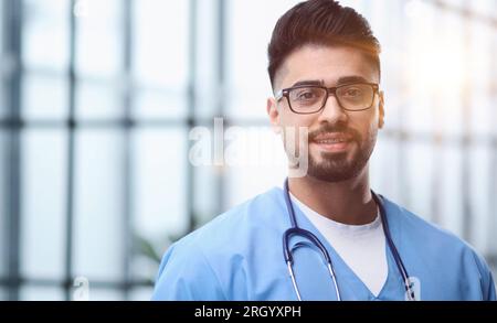 Concentrati sul salvare vite. Ritratto di giovane medico maschile in piedi in un ospedale Foto Stock