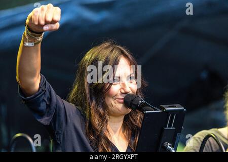 Cottbus, Germania. 12 agosto 2023. L'attrice Bettina Zimmermann è sul palco del Festival di Elbenwald per un episodio dal vivo della commedia radiofonica "Kohlrabenschwarz". L'Elbenwald Festival è un raduno di tre giorni per persone di tutte le età che amano film, fantasia, giochi, concerti e qualsiasi combinazione di quanto sopra. Gli organizzatori si aspettano circa 15.000 visitatori. Crediti: Frank Hammerschmidt/dpa/Alamy Live News Foto Stock