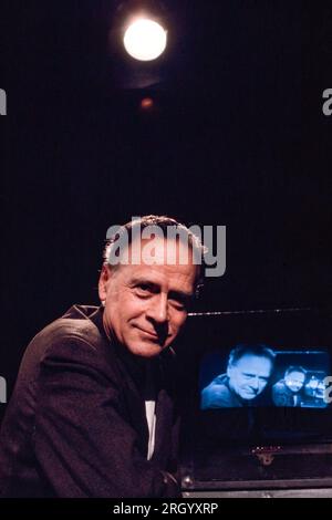 Marshall McLuhan - con set televisivo - è stato un filosofo canadese il cui lavoro è tra le pietre miliari dello studio della teoria dei media. Ha studiato presso l'Università di Manitoba e l'Università di Cambridge. Iniziò la sua carriera di insegnante di inglese in diverse università negli Stati Uniti e in Canada prima di trasferirsi all'Università di Toronto nel 1946, dove rimase per il resto della sua vita. McLuhan ha coniato l'espressione "il mezzo è il messaggio" nel primo capitolo della sua comprensione dei media. Fotografia di Bernard Gotfryd Foto Stock