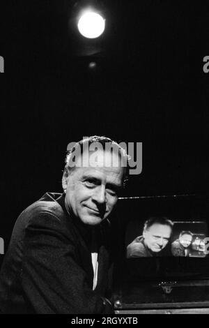 Marshall McLuhan - con set televisivo - è stato un filosofo canadese il cui lavoro è tra le pietre miliari dello studio della teoria dei media. Ha studiato presso l'Università di Manitoba e l'Università di Cambridge. Iniziò la sua carriera di insegnante di inglese in diverse università negli Stati Uniti e in Canada prima di trasferirsi all'Università di Toronto nel 1946, dove rimase per il resto della sua vita. McLuhan ha coniato l'espressione "il mezzo è il messaggio" nel primo capitolo della sua comprensione dei media. Fotografia di Bernard Gotfryd Foto Stock
