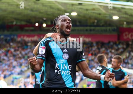 John Smith's Stadium, Huddersfield, Inghilterra - 12 agosto 2023 Stephy Mavididi (10) di Leicester City celebra il suo gol vincente - durante la partita Huddersfield Town contro Leicester City, Sky Bet Championship, 2023/24, John Smith's Stadium, Huddersfield, Inghilterra - 12 agosto 2023 crediti: Mathew Marsden/WhiteRosePhotos/Alamy Live News Foto Stock