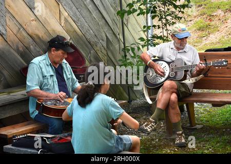 I musicisti si rilassano prima di esibirsi al Carter Fold, un locale di musica country e bluegrass a Maces Spring, nella zona rurale del sud-ovest della Virginia. Foto Stock