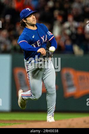 11 agosto 2023 San Francisco CA, l'interbase dei Texas Rangers Josh Smith (47) lancia la palla in prima base durante la partita della MLB tra i Texas Rangers e i San Francisco Giants. Texas batte San Francisco 2-1 all'Oracle Park San Francisco California. Thurman James/CSM (immagine di credito: © Thurman James/Cal Sport Media) Foto Stock