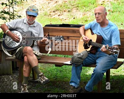 I musicisti si rilassano prima di esibirsi al Carter Fold, un locale di musica country e bluegrass a Maces Spring, nella zona rurale del sud-ovest della Virginia. Foto Stock