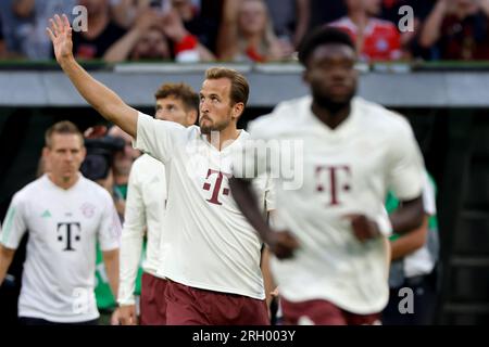 Harry Kane del Bayern Monaco si scalda prima della finale DFL-Supercup all'Allianz Arena di Monaco. Data foto: Sabato 12 agosto 2023. Foto Stock