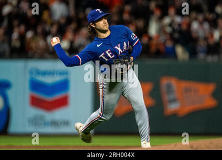 11 agosto 2023 San Francisco CA, l'interbase dei Texas Rangers Josh Smith (47) lancia la palla in prima base durante la partita della MLB tra i Texas Rangers e i San Francisco Giants. Texas batte San Francisco 2-1 all'Oracle Park San Francisco California. Thurman James/CSM Foto Stock