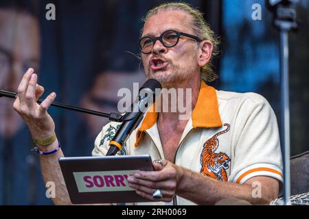 Cottbus, Germania. 12 agosto 2023. L'attore Götz otto siede su un palco al Festival di Elbenwald per un episodio dal vivo della commedia radiofonica 'Kohlrabenschwarz'. L'Elbenwald Festival è un raduno di tre giorni per persone di tutte le età che amano film, fantasia, giochi, concerti e qualsiasi combinazione di quanto sopra. Gli organizzatori si aspettano circa 15.000 visitatori. Crediti: Frank Hammerschmidt/dpa/Alamy Live News Foto Stock