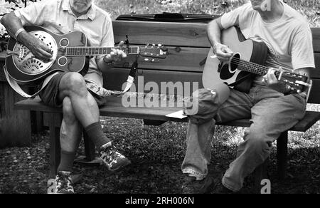 I musicisti si rilassano prima di esibirsi al Carter Fold, un locale di musica country e bluegrass a Maces Spring, nella zona rurale del sud-ovest della Virginia. Foto Stock