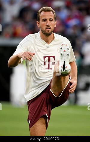 Harry Kane del Bayern Monaco si scalda prima della finale DFL-Supercup all'Allianz Arena di Monaco. Data foto: Sabato 12 agosto 2023. Foto Stock