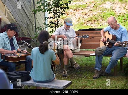 I musicisti si rilassano prima di esibirsi al Carter Fold, un locale di musica country e bluegrass a Maces Spring, nella zona rurale del sud-ovest della Virginia. Foto Stock