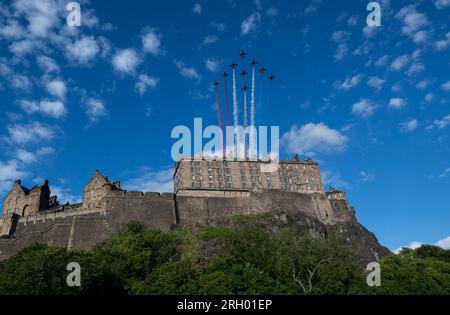 Edimburgo, Regno Unito. 12 agosto 2023. Edinburgh Tattoo - The Red Arrows 12/08/23 come parte del Edinburgh Tattoo, il famoso team aeronautico della Royal Air Force Aerobatic, The Red Arrows, sorvola il castello di Edimburgo, Edimburgo, Scozia, Regno Unito credito: Ian Jacobs/Alamy Live News Foto Stock