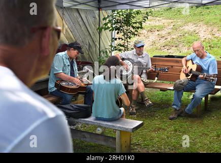 I musicisti si rilassano prima di esibirsi al Carter Fold, un locale di musica country e bluegrass a Maces Spring, nella zona rurale del sud-ovest della Virginia. Foto Stock