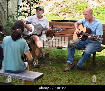 I musicisti si rilassano prima di esibirsi al Carter Fold, un locale di musica country e bluegrass a Maces Spring, nella zona rurale del sud-ovest della Virginia. Foto Stock