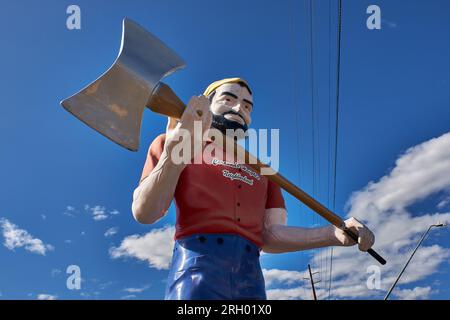 Tucson, Arizona, USA. 27 marzo 2017. In guardia per il quartiere di Coronado Heights, un uomo di Paul Bunyon "Muffler Man". Paul Bunyon ''Muffler Men'' sono stati i primi dei ''Muffler Men'' realizzati per pubblicizzare le attrazioni lungo la strada. (Immagine di credito: © Ian L. Sitren/ZUMA Press Wire) SOLO USO EDITORIALE! Non per USO commerciale! Foto Stock