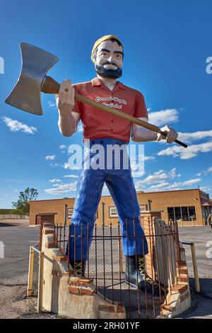 Tucson, Arizona, USA. 27 marzo 2017. In guardia per il quartiere di Coronado Heights, un uomo di Paul Bunyon "Muffler Man". Paul Bunyon ''Muffler Men'' sono stati i primi dei ''Muffler Men'' realizzati per pubblicizzare le attrazioni lungo la strada. (Immagine di credito: © Ian L. Sitren/ZUMA Press Wire) SOLO USO EDITORIALE! Non per USO commerciale! Foto Stock