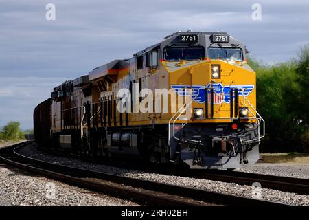 Tucson, Arizona, USA. 27 marzo 2017. Locomotiva Union Pacific 2751 che tira un treno merci. (Immagine di credito: © Ian L. Sitren/ZUMA Press Wire) SOLO USO EDITORIALE! Non per USO commerciale! Foto Stock