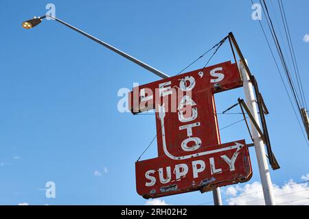 Tucson, Arizona, USA. 27 marzo 2017. Nel 1948 Leo Toia acquistò una stazione di servizio Shell e aprì Leo's Auto Supply. Sul davanti c'è un Paul Bunyon "Muffler Man". Paul Bunyon ''Muffler Men'' sono stati i primi dei ''Muffler Men'' realizzati per pubblicizzare le attrazioni lungo la strada. (Immagine di credito: © Ian L. Sitren/ZUMA Press Wire) SOLO USO EDITORIALE! Non per USO commerciale! Foto Stock